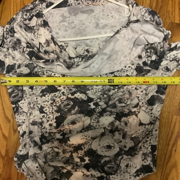 Soft Surroundings Joleigh Gray Floral Long Sleeve Cowl Neck Sweater Comfy Size L - Picture 9 of 9
